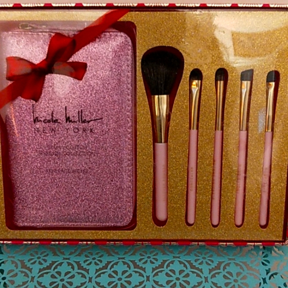 Travel clutch 6 makeup brush collection